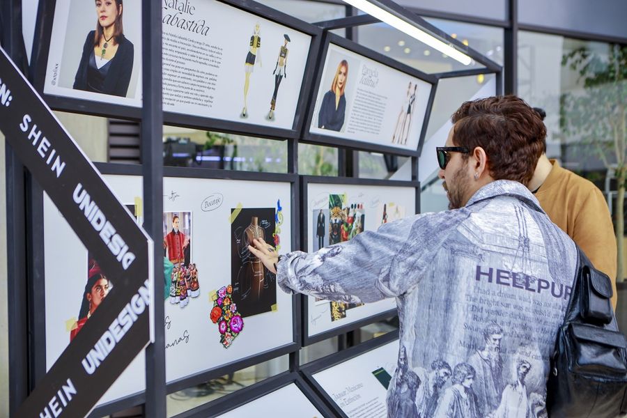 Jonathan Morales, director creativo de No Name  viendo los bocetos de las colecciones del desfile SHEIN x UniDesign.