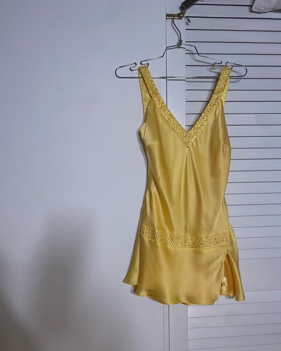 Sabrina Carpenter usa la versión corta del vestido amarillo de Cómo perder a un hombre en 10 días