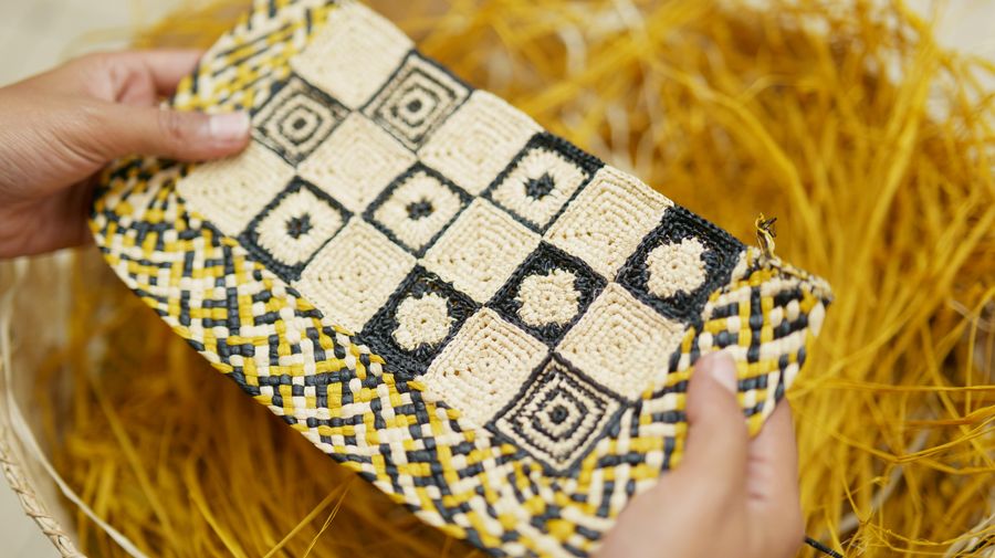 11_Madagascar, Made For A Woman_FENDI Baguette hand in hand WW_Making Of.jpg