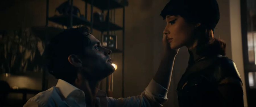 Ariana Grande es Gatúbela y Penn Badgley el alcalde de NY en "this boy is mine"