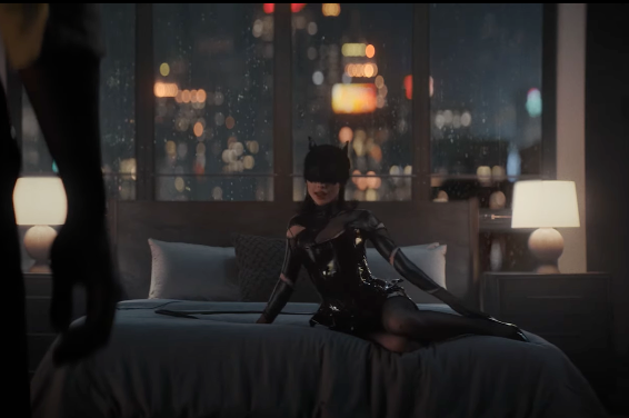 Ariana Grande es Gatúbela y Penn Badgley el alcalde de NY en "this boy is mine"