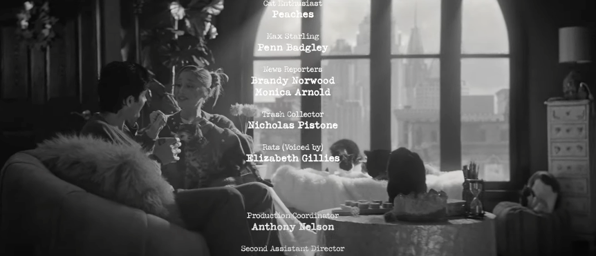 Ariana Grande es Gatúbela y Penn Badgley el alcalde de NY en "this boy is mine"