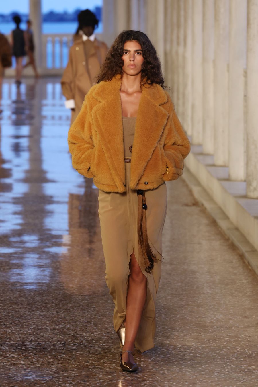 Max Mara presenta su colección resort 2025 en Venecia y es un sueño de texturas