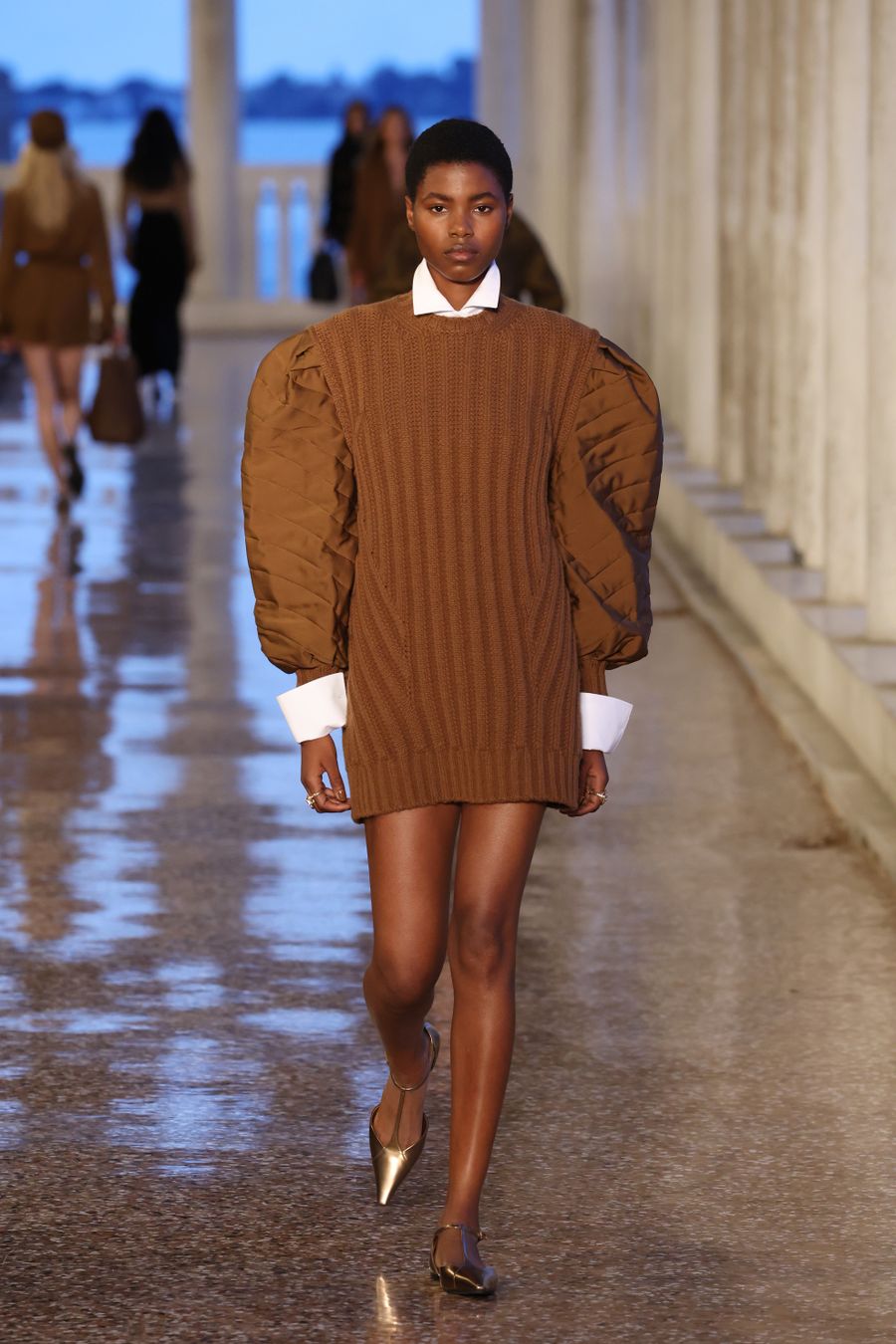 Max Mara presenta su colección resort 2025 en Venecia y es un sueño de texturas