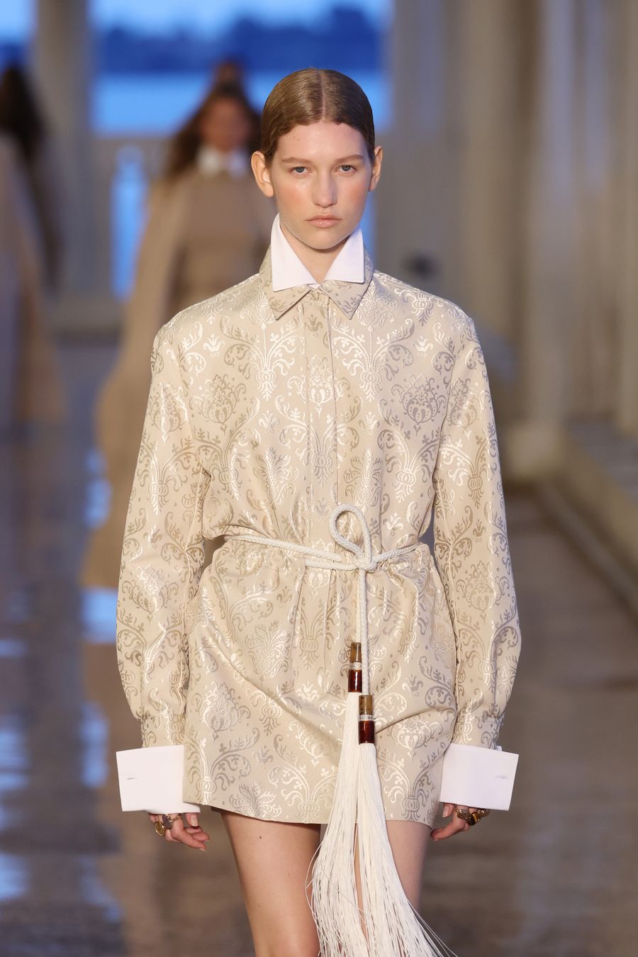 Max Mara presenta su colección resort 2025 en Venecia y es un sueño de texturas