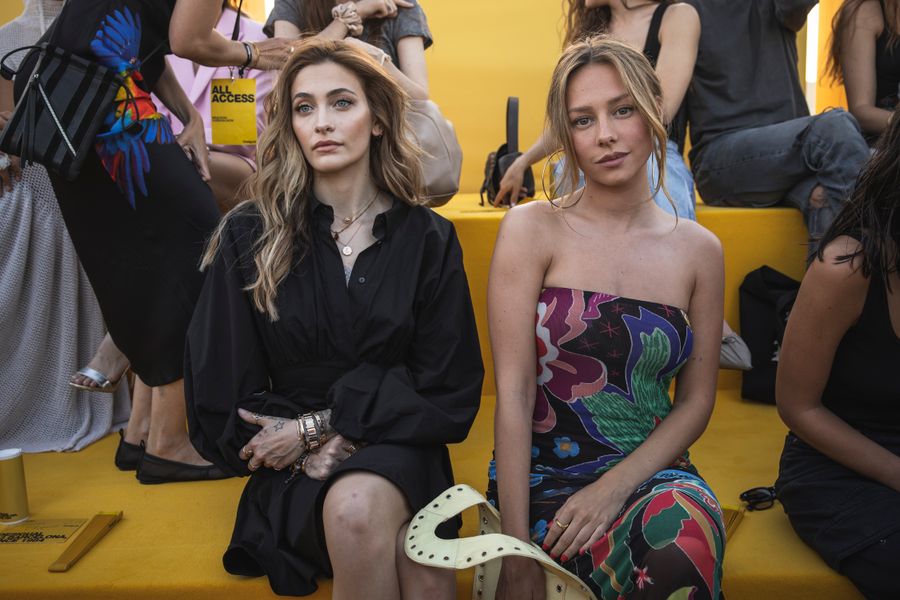El desaire de Paris Jackson a Ester Expósito en el desfile de Desigual 