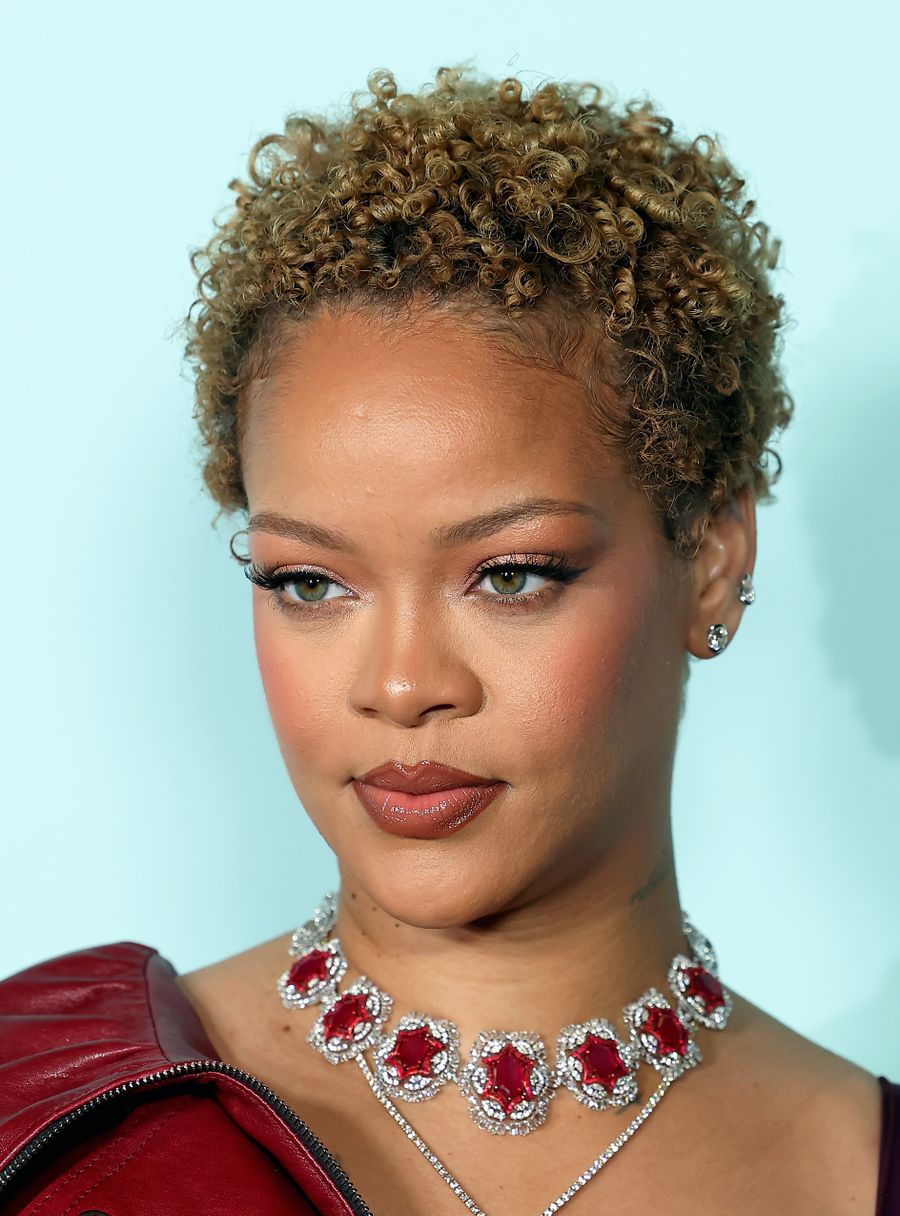 Rihanna muestra su pelo rizado natural en el lanzamiento de Fenty Beauty