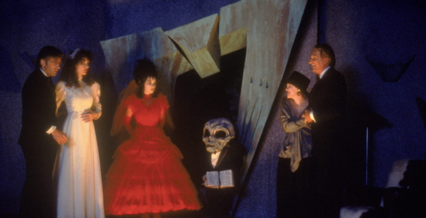 La versión original de Beetlejuice estuvo protagonizada por Geena Davis, Winona Ryder, Alec Baldwin, Jeffrey Jones y Catherine O'Hara.
