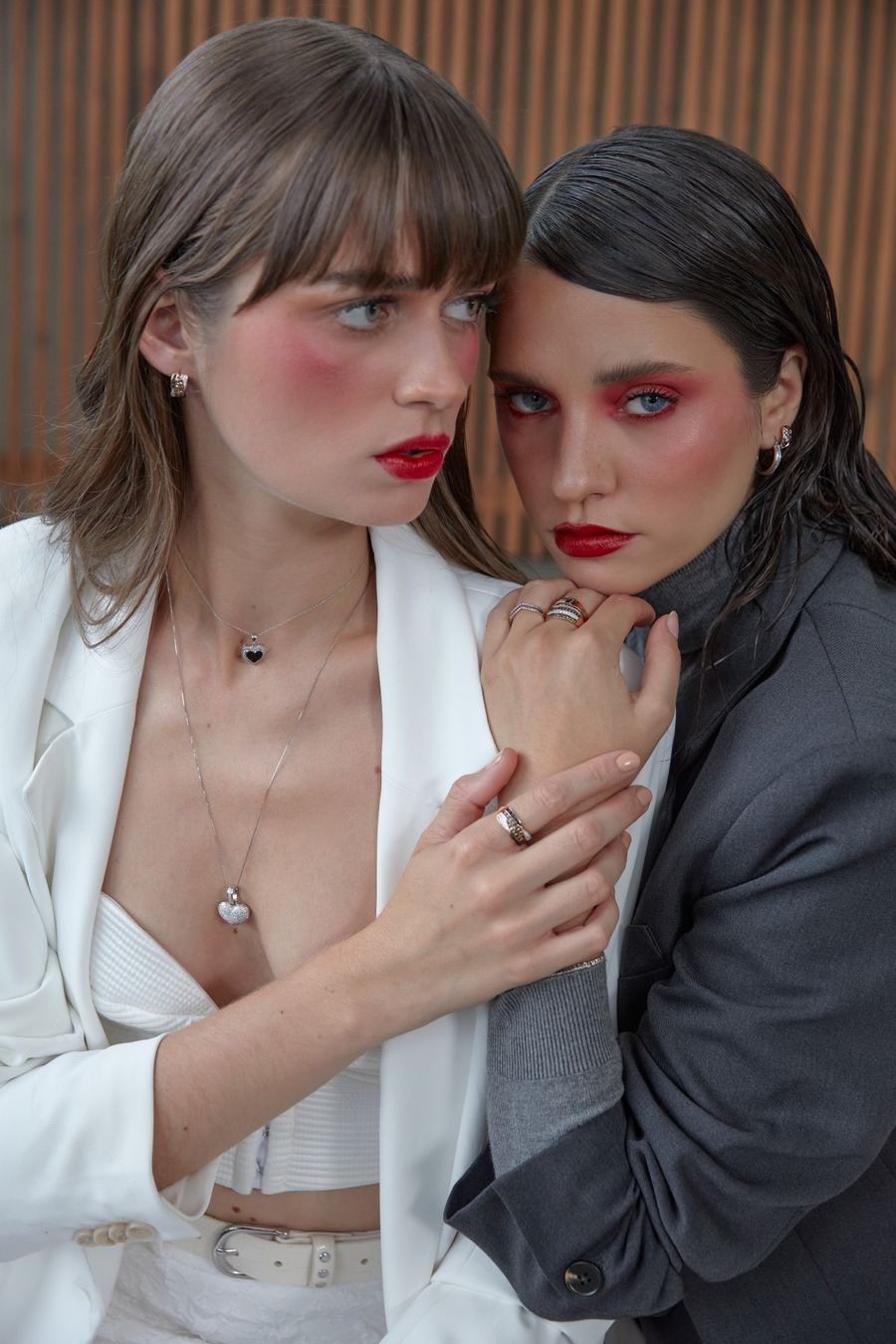 Dos mujeres expresan su estilo luciendo los diamantes cafés de Joyerías BIZZARRO, con un maquillaje muy llamativo.