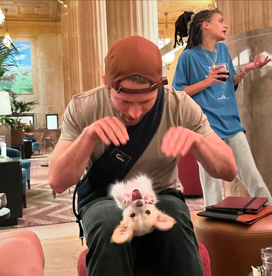 Glen Powell demuestra que se puede ser hot y tierno al mismo tiempo