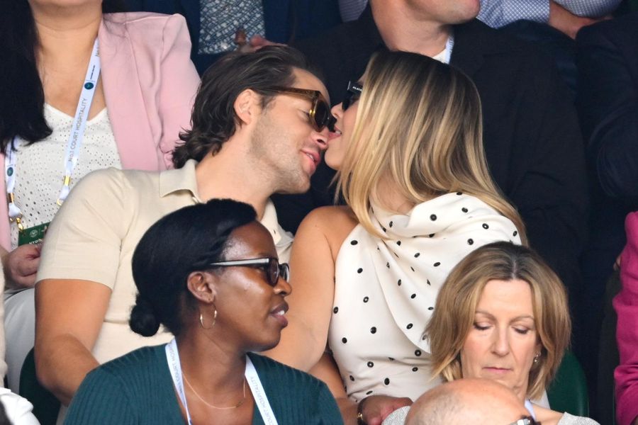 Margot Robbie presume su baby bump en Wimbledon 