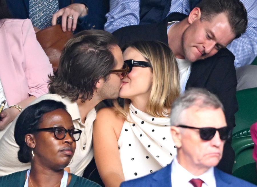 Margot Robbie presume su baby bump en Wimbledon 