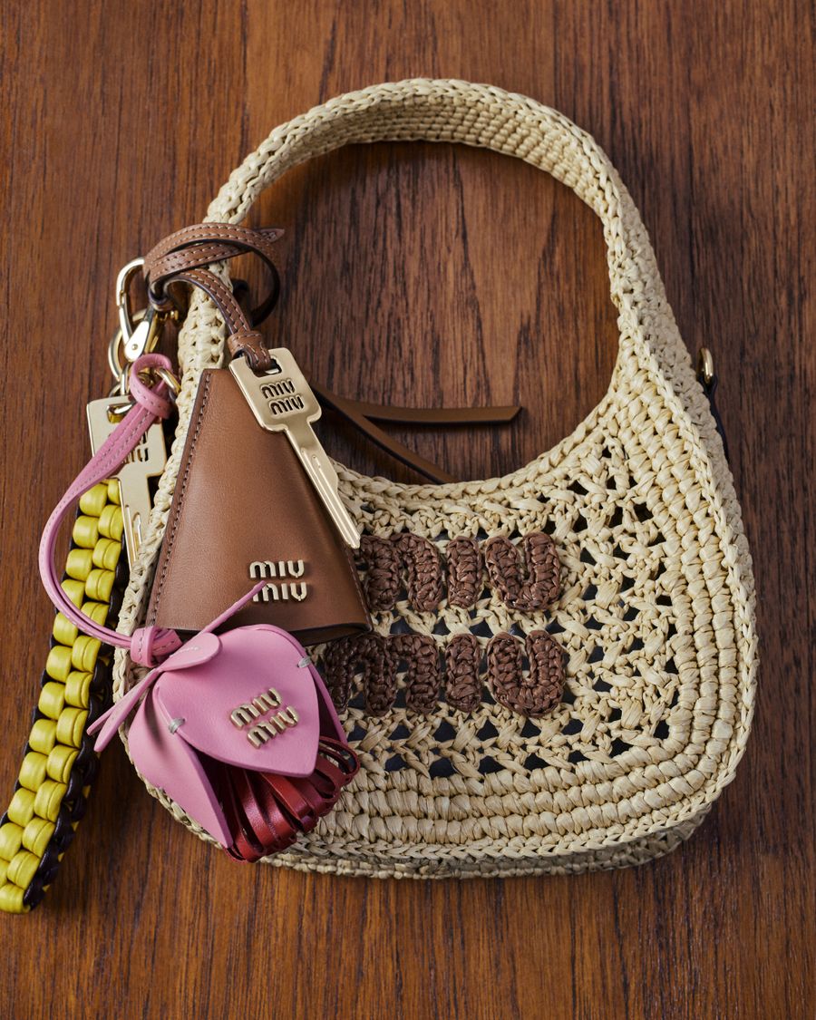 Miu Miu presenta una colección de charms para agregarle personalidad a tu bolsa