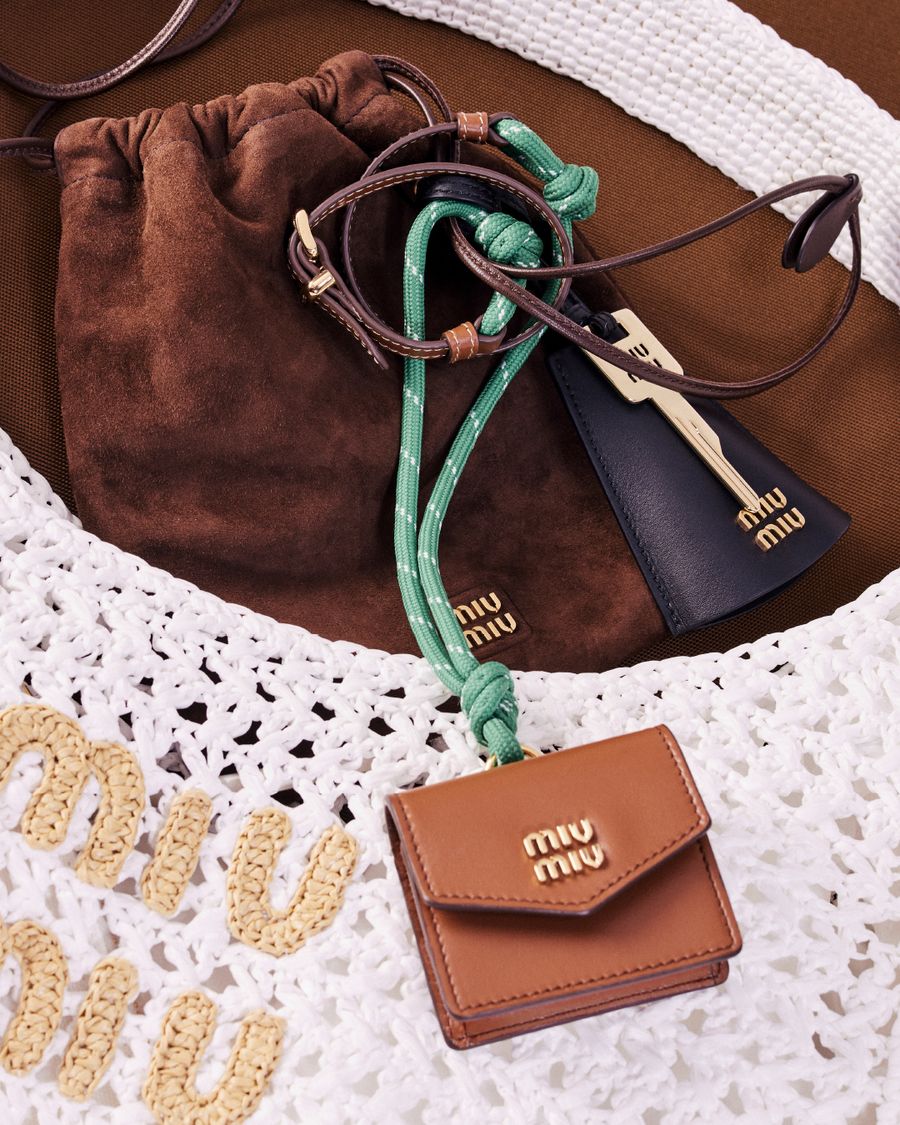 Miu Miu presenta una colección de charms para agregarle personalidad a tu bolsa