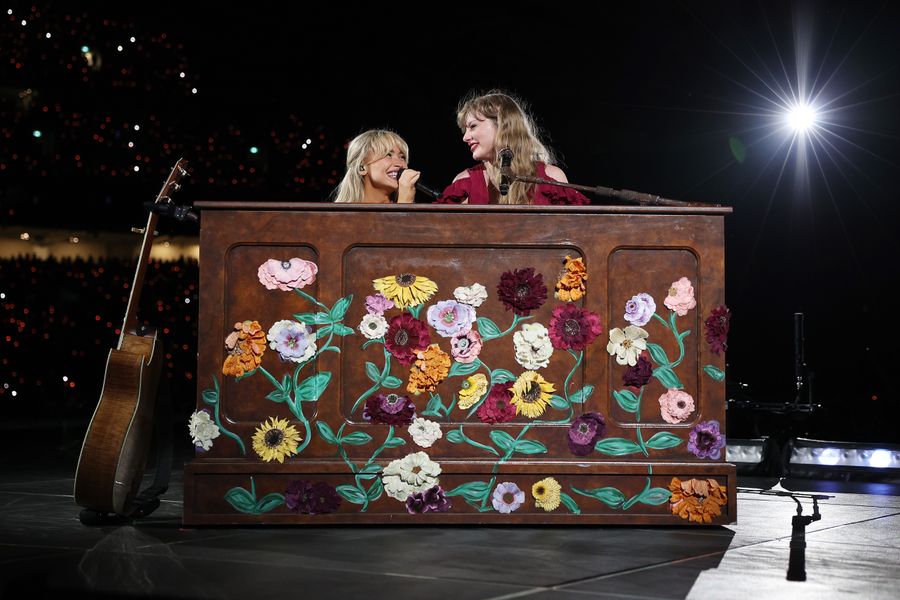 Taylor Swift le dice a Sabrina Carpenter que el verano es suyo en un emotivo mensaje