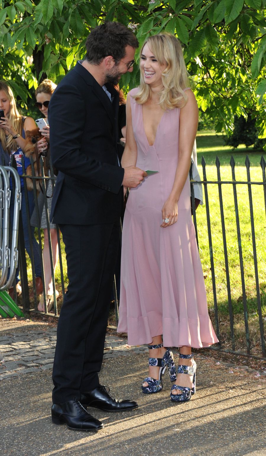 Suki Waterhouse habla por primera vez de su "oscura" ruptura de Bradley Cooper 