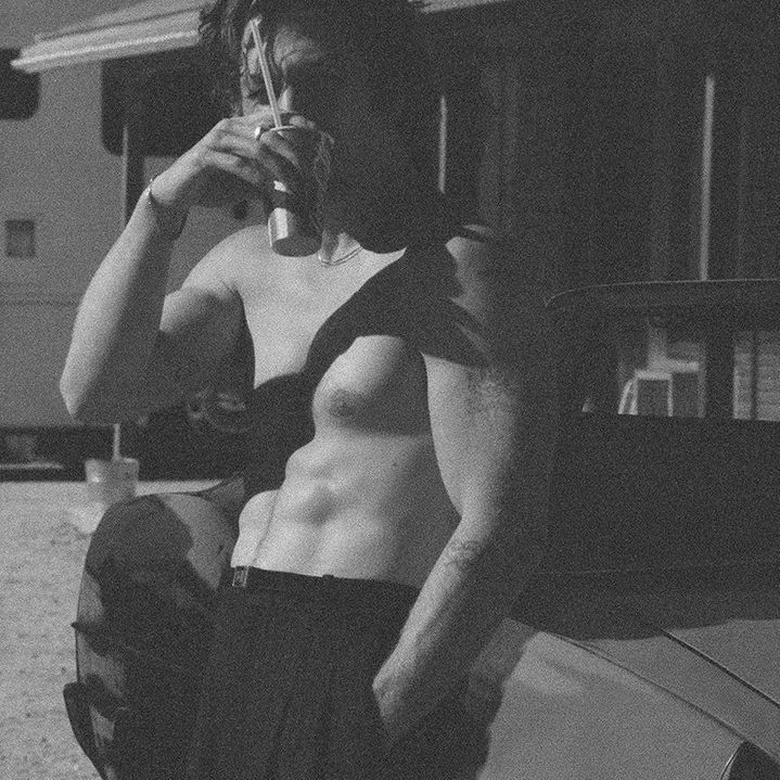 Zoë Kravitz y Jeremy Allen White lucen poca ropa en la campaña de Saint Laurent