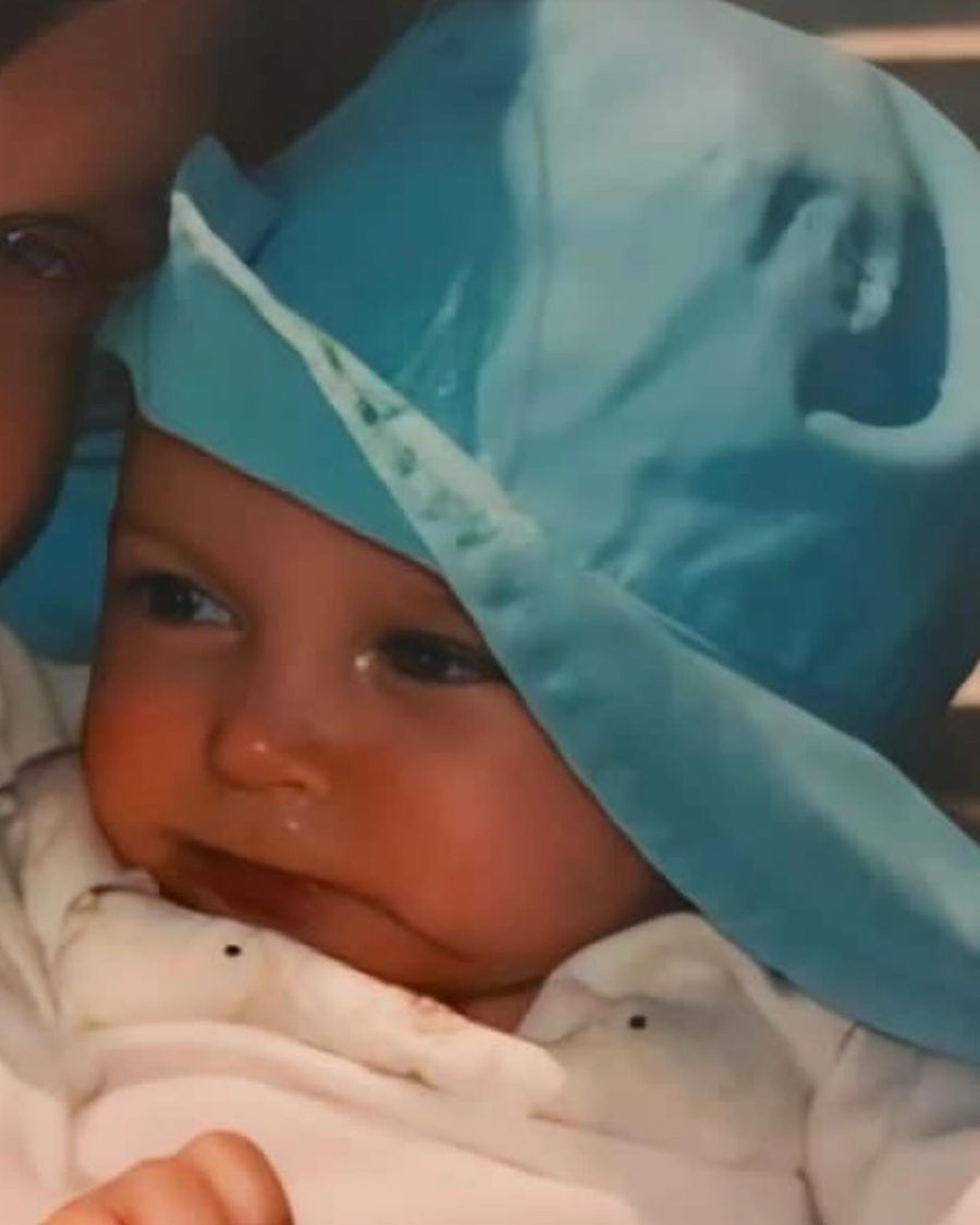Hailey Bieber bebé con un sombrero azul
