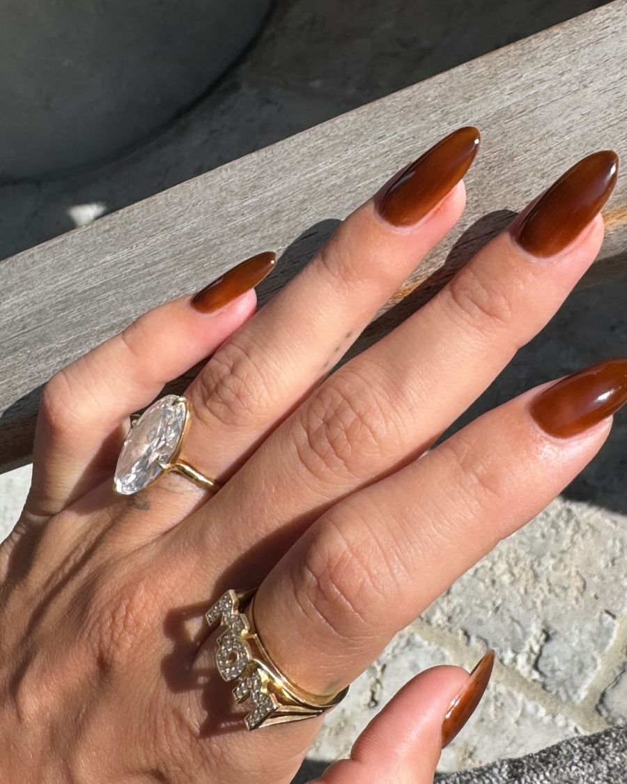 Hailey Bieber anillo "Mom"