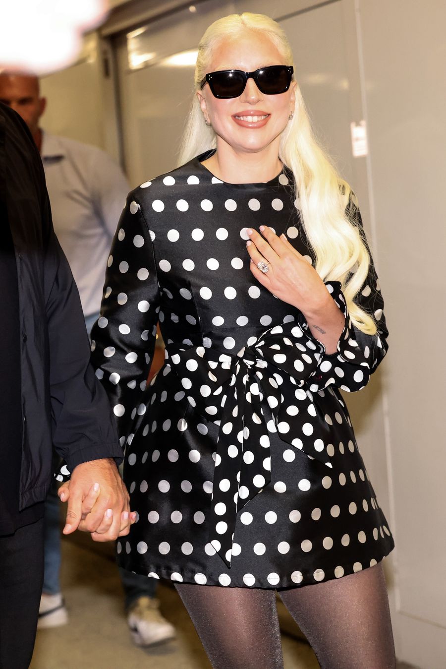 Lady Gaga muestra su gigantesco anillo de compromiso en Venecia
