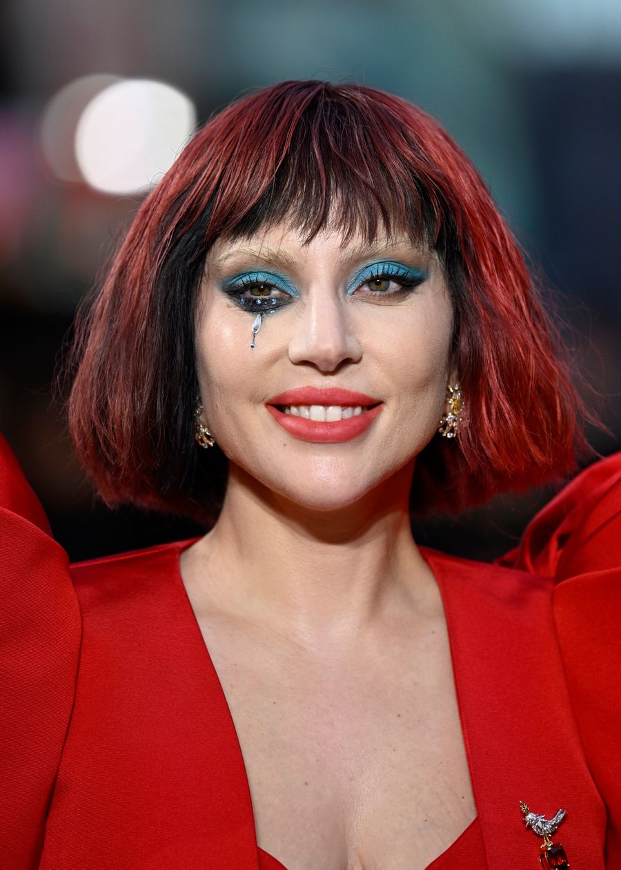 Lady Gaga cambió su melena rubia por un bob rojo con flequillo al estilo Harley Quinn.