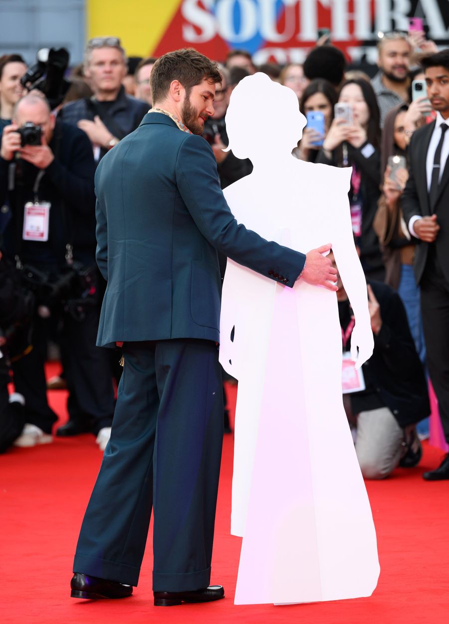 Andrew Garfield Florence Pugh cartón