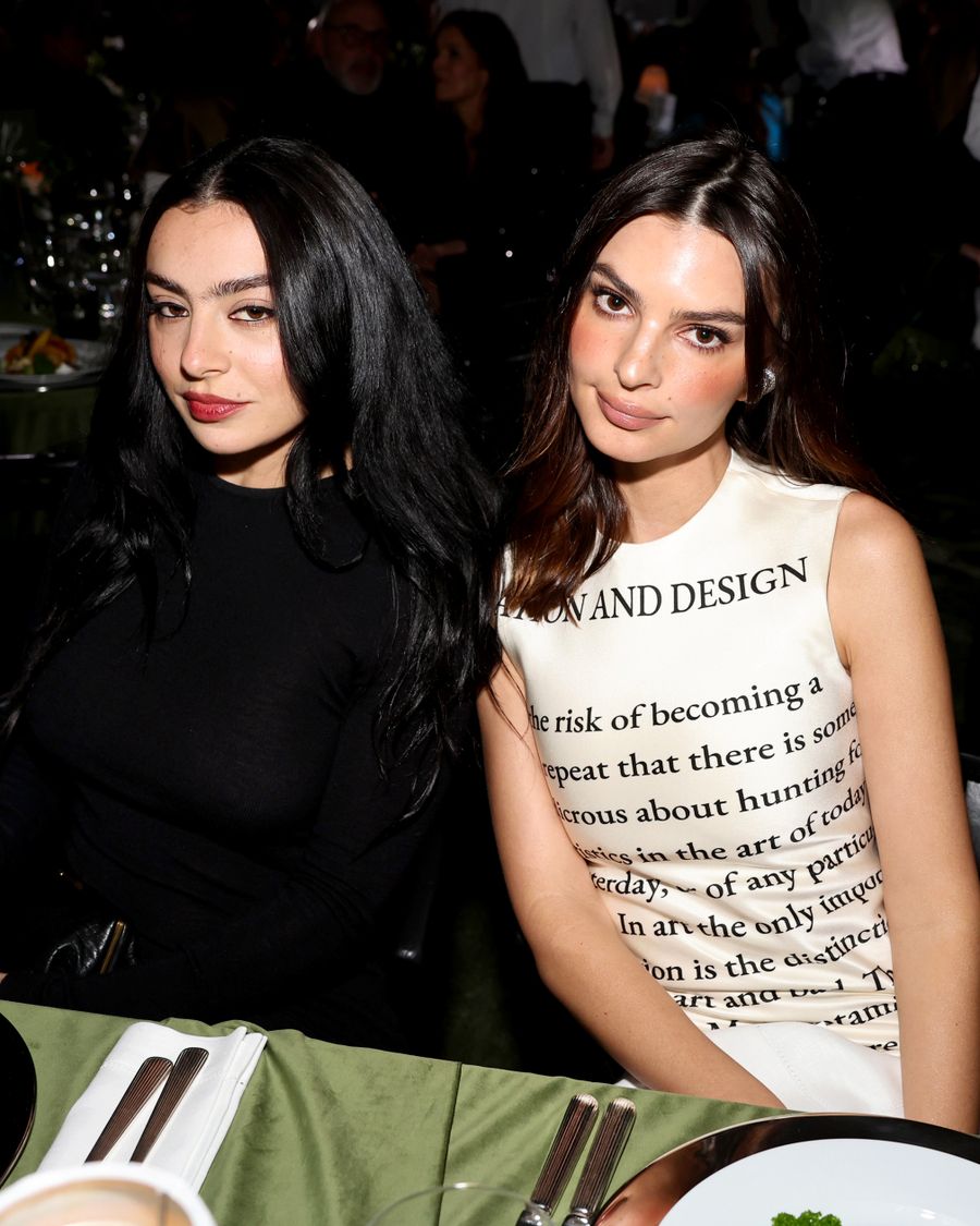 Emily Ratajkowski vestido filosófico