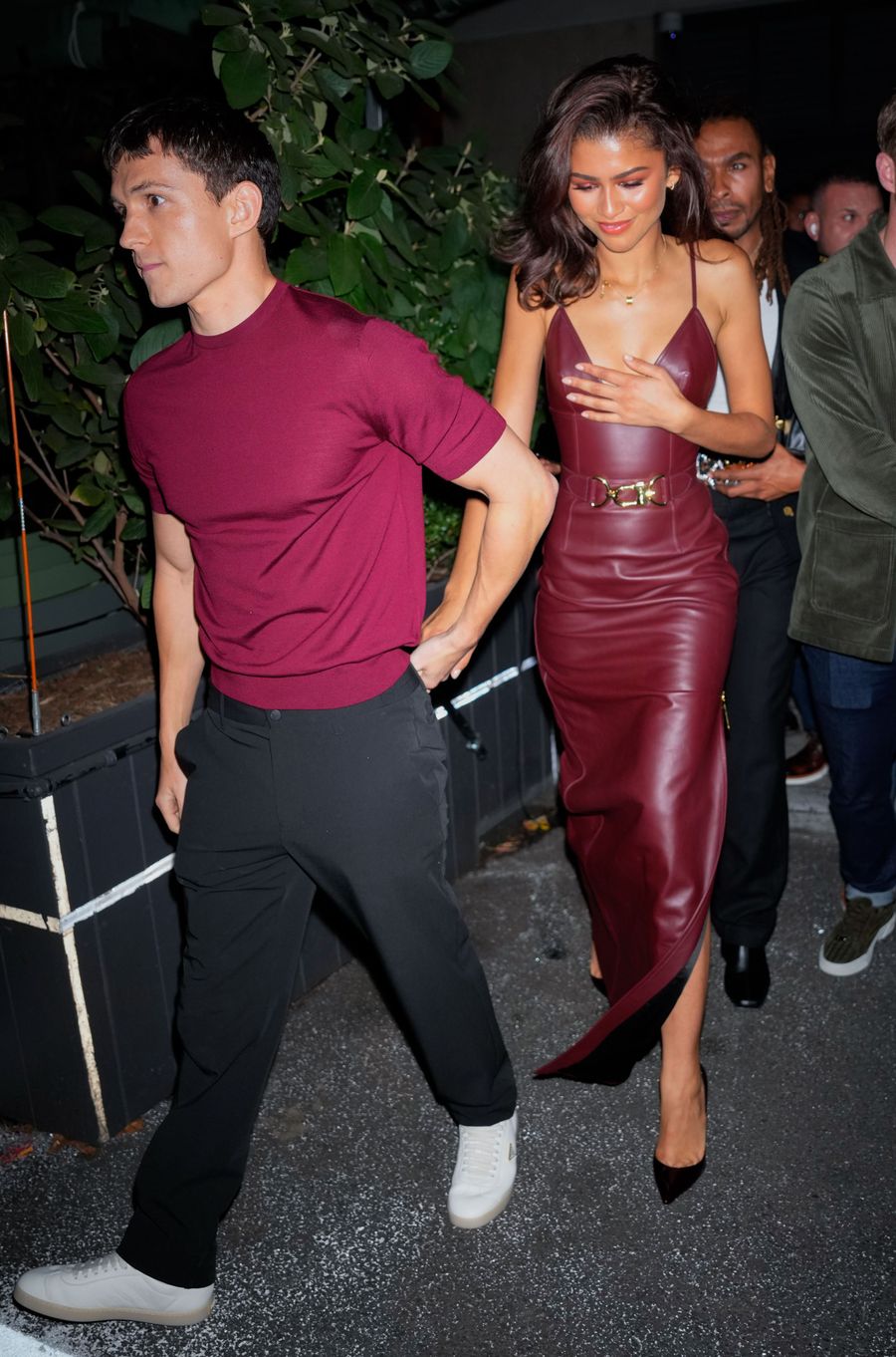 Tom Holland Zendaya looks burdeos