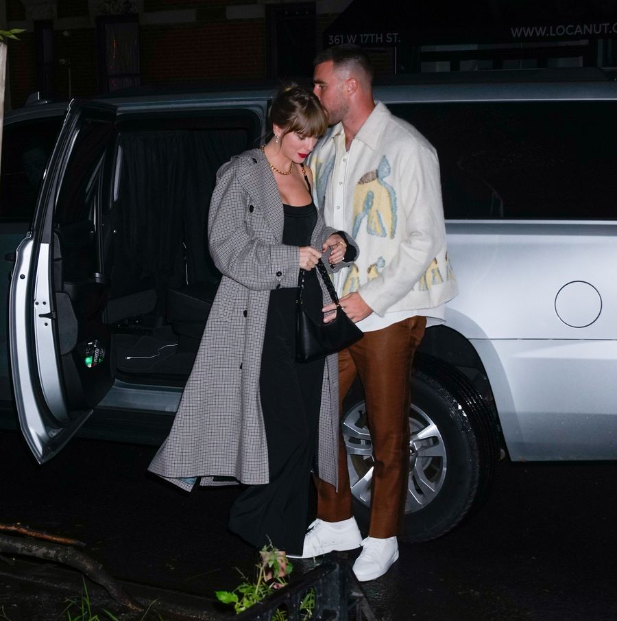 Travis Kelce y Taylor Swift llegan al after party de SNL.