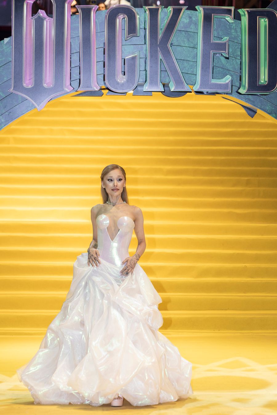 Ariana Grande vestido color