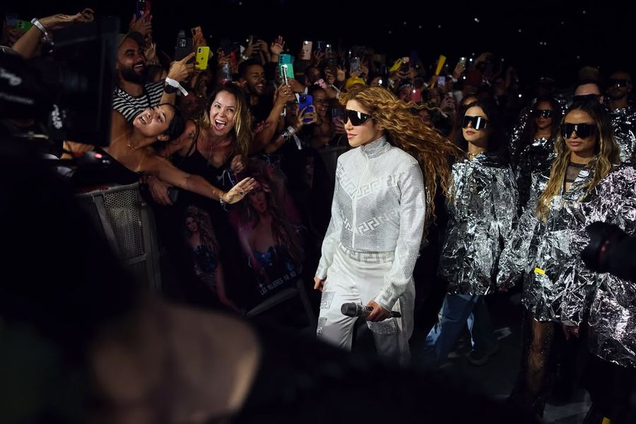 shakira-tour-versace.jpg