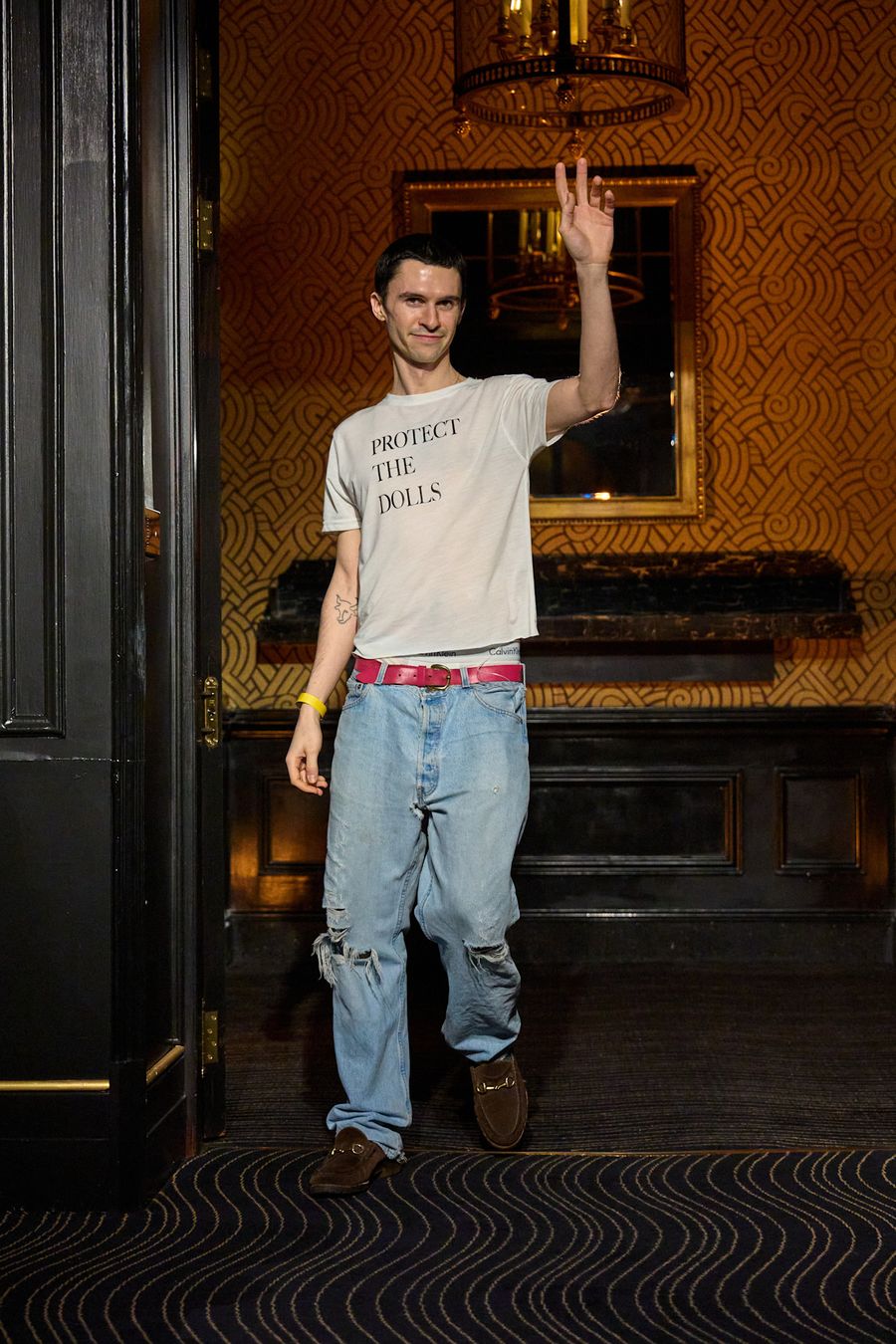 conner ives playera protect the dolls
