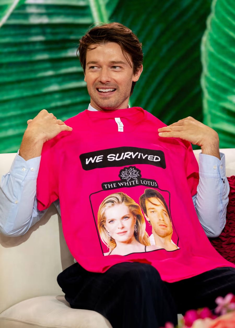 patrick-schwarzenegger-playera-the-white-lotus.jpg