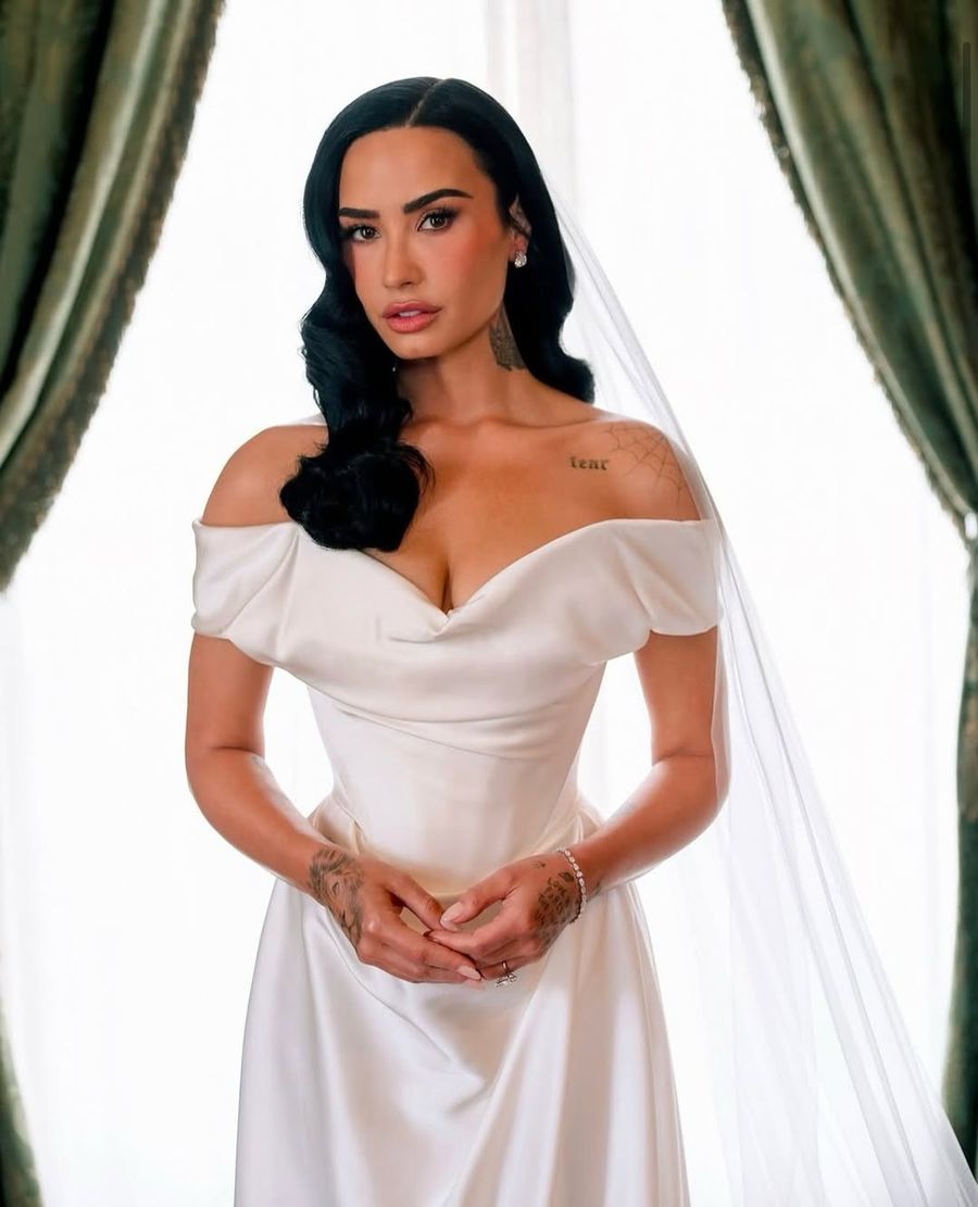 demi-lovato-vivienne-westwood