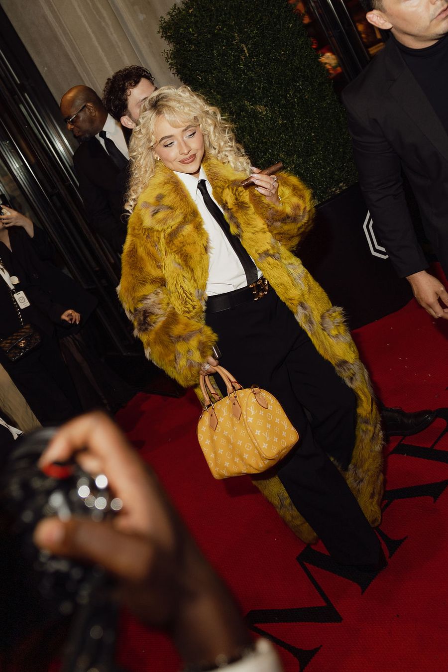 sabrina-carpenter-abrigo-after-party.jpg