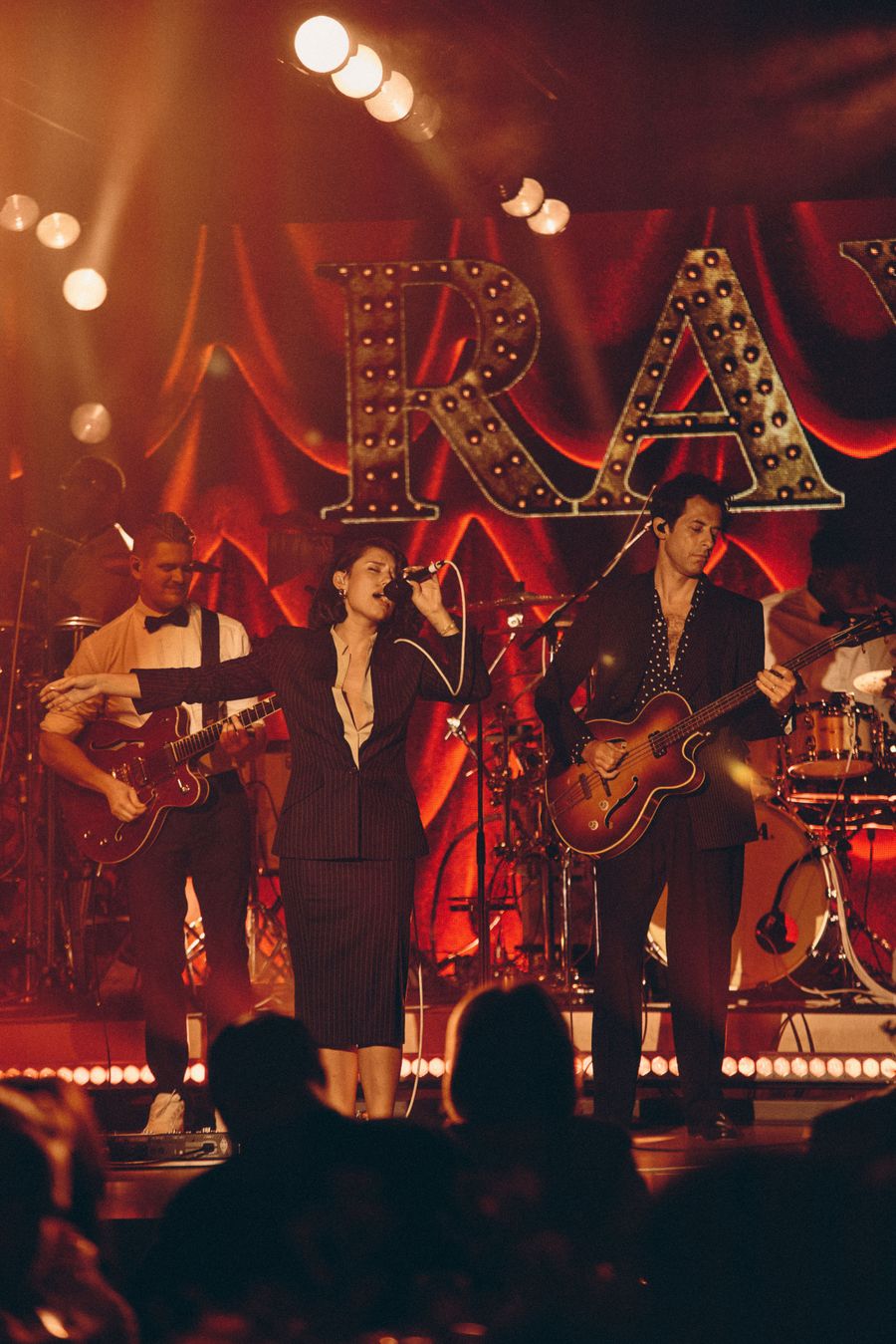 Performance Mark Ronson y Raye