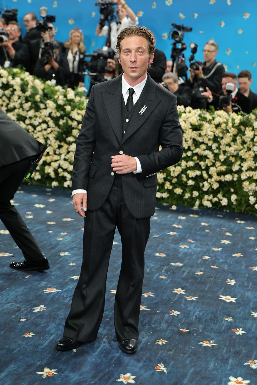 louis-vuitton-jeremy-allen-white