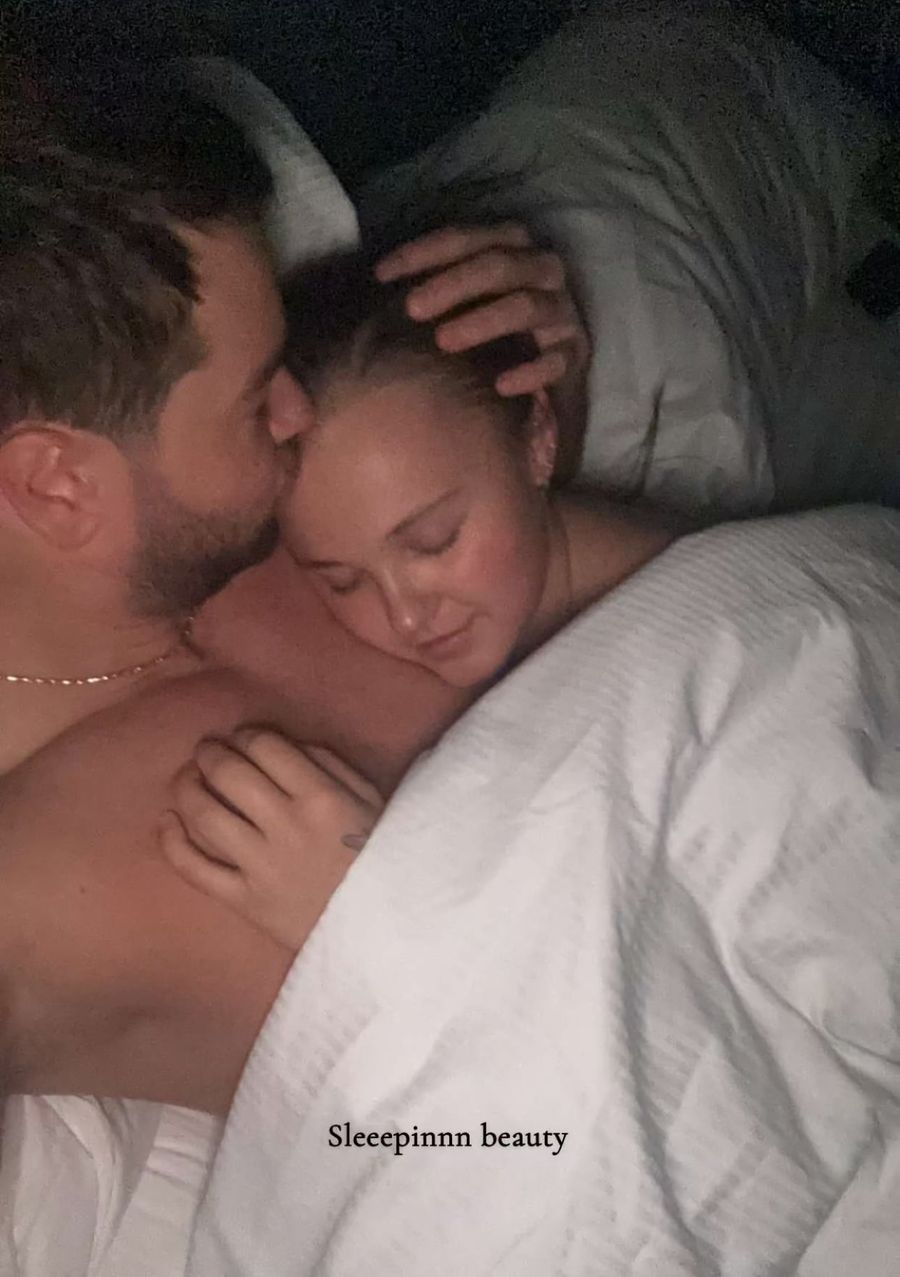 jojo-siwa-chris-hughes-foto-cama.jpeg