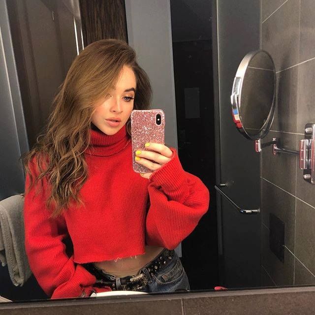 sabrina-carpenter-peluca-castaña