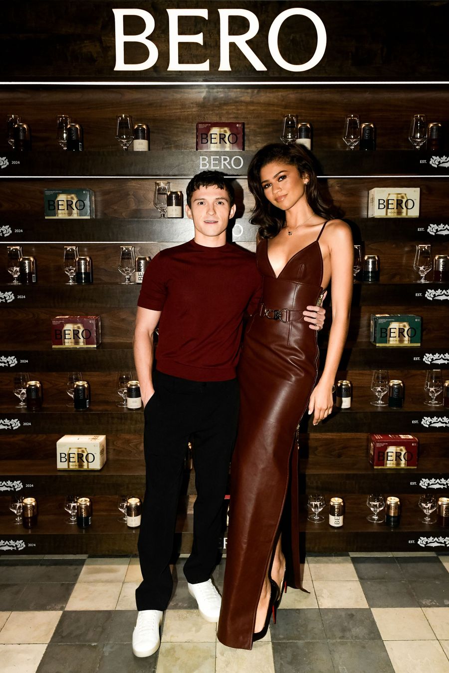 Tom Holland Zendaya looks burdeos