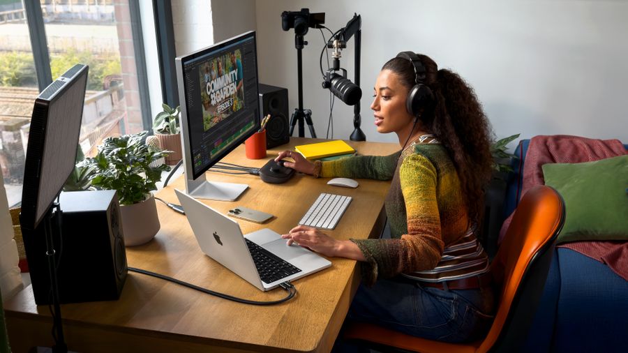 Apple-MacBook-Pro-14-in-lifestyle-podcast-251015.jpg