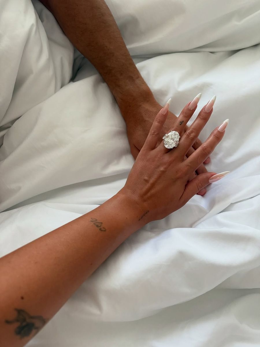 georgina-asombro-tamaño-anillo-compromiso.jpg