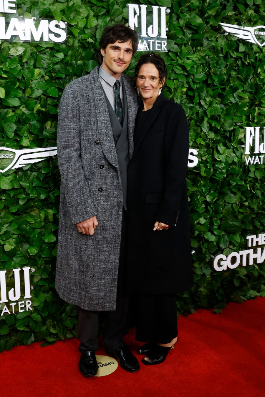 jacob-elordi-mama-alfombra-roja