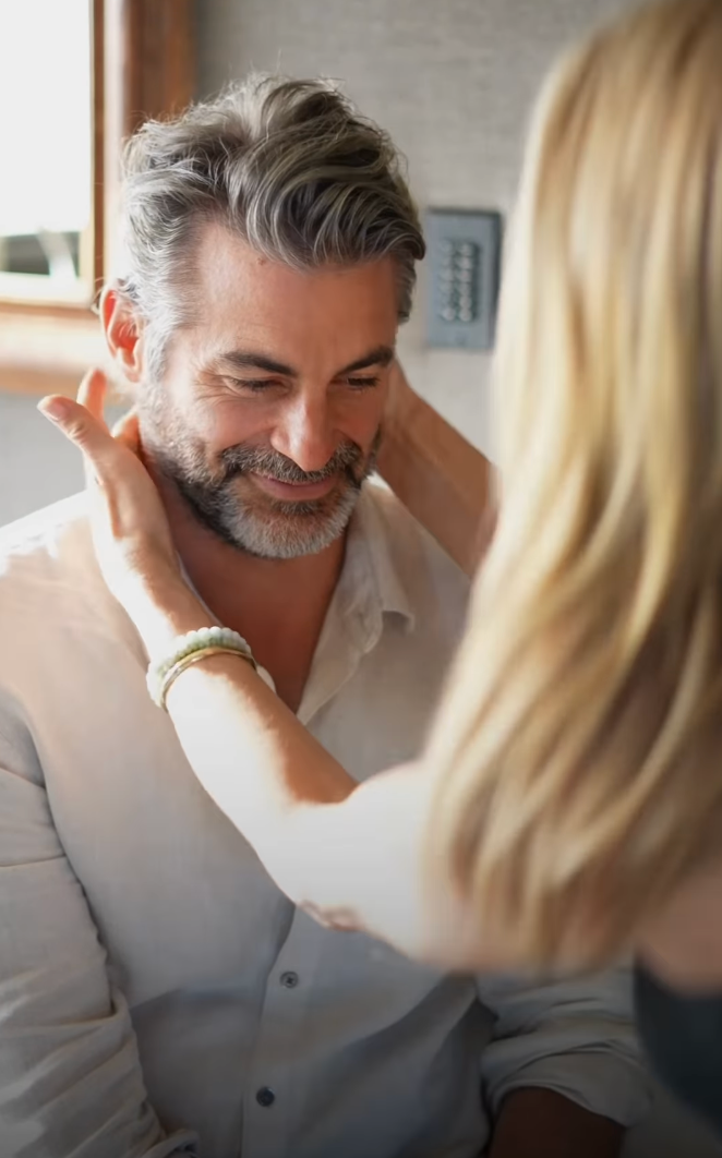 jennifer-aniston-novio-modelo-pelo.png