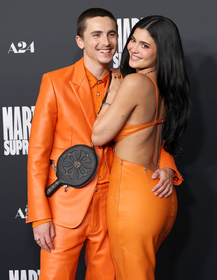 kylie-jenner-timothee-chalemet-looks-naranjas