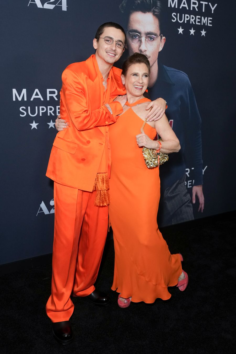 timothee-chalamet-mama-looks-naranjas 