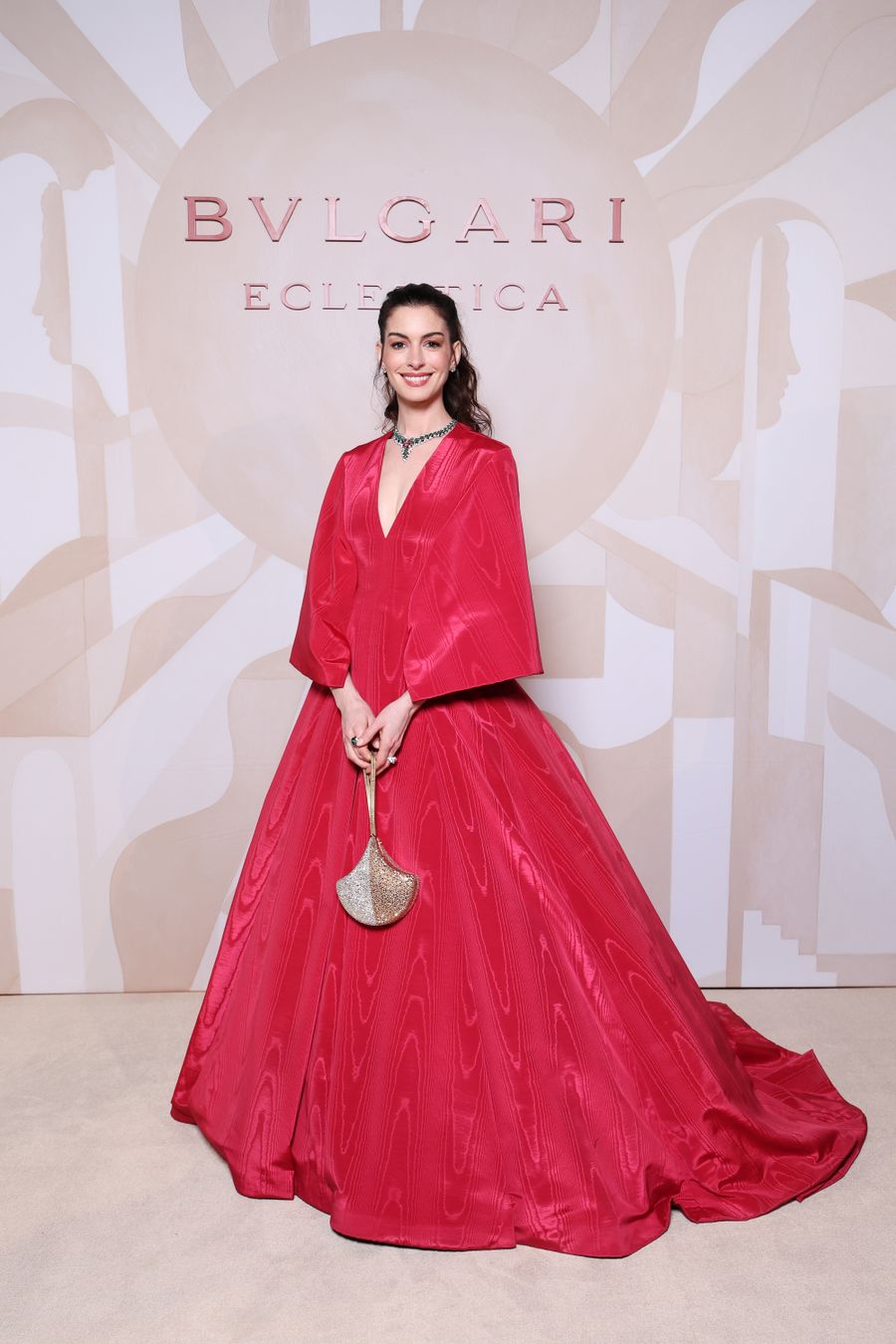 anne-hathaway-valentino-milan