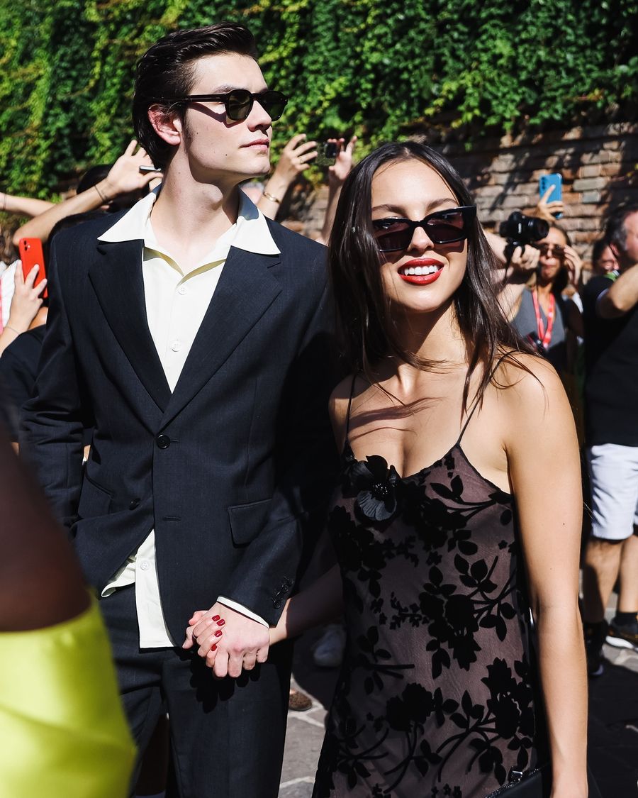 Olivia Rodrigo y Louis Partridge