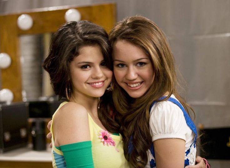 selena-gomez-miley-cyrus-hannah-montana.jpg