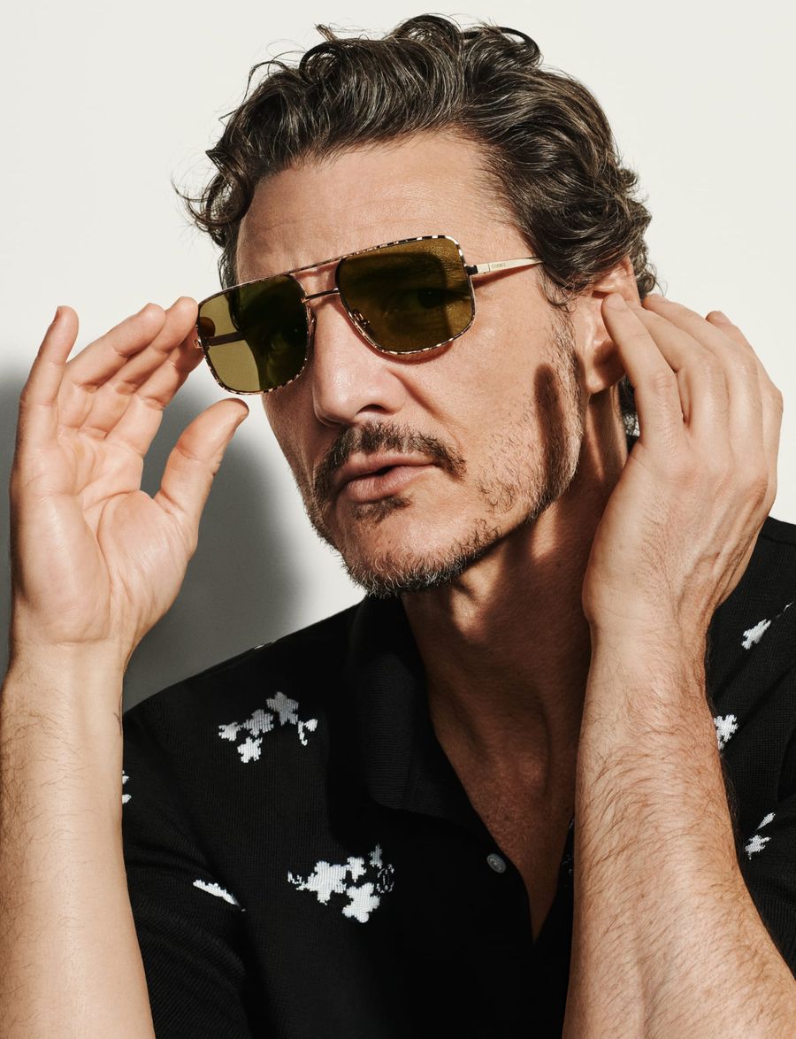 chanel pedro pascal lentes
